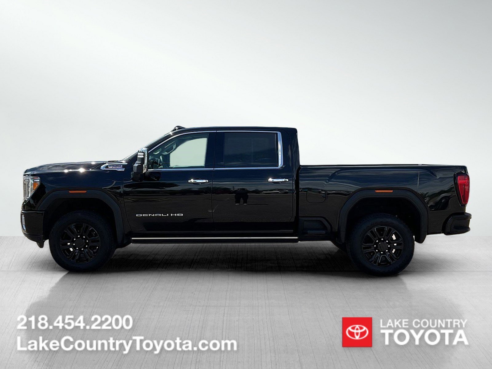Used 2023  GMC Denali image 2