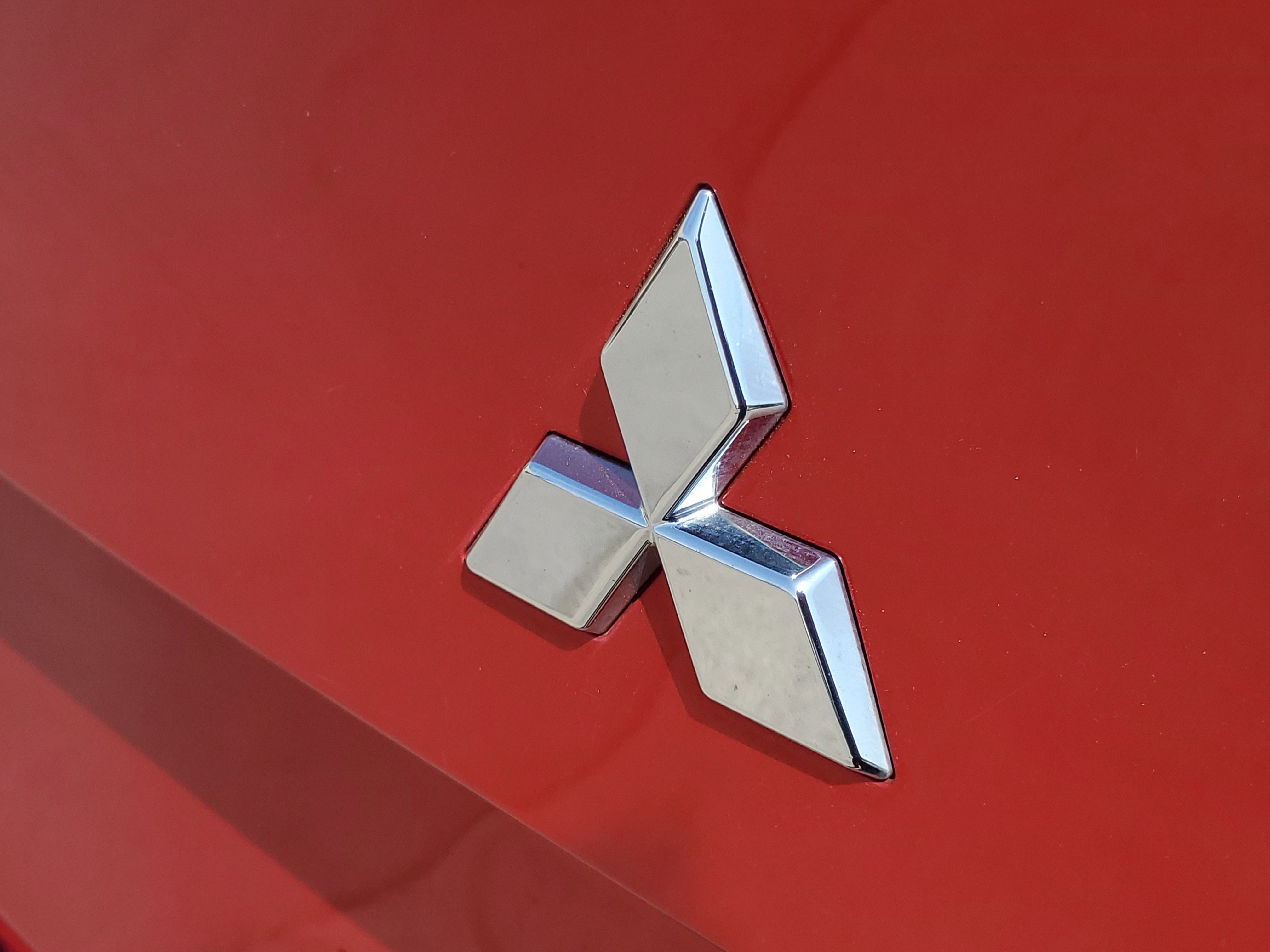 Used 2023 Red Mitsubishi SE image 4