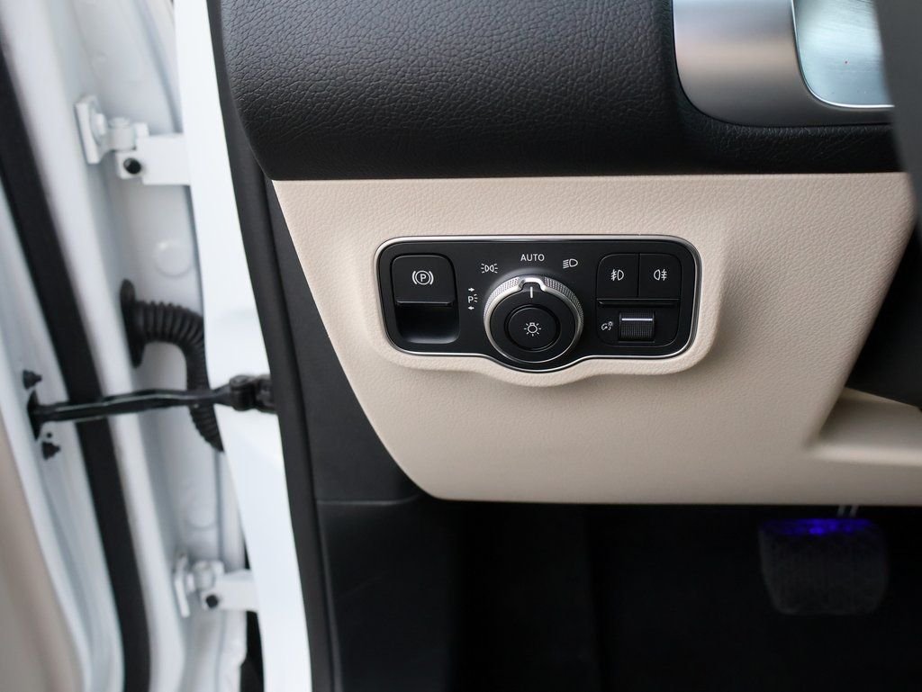 New 2026 Polar White Mercedes-Benz GLB 250 image 36