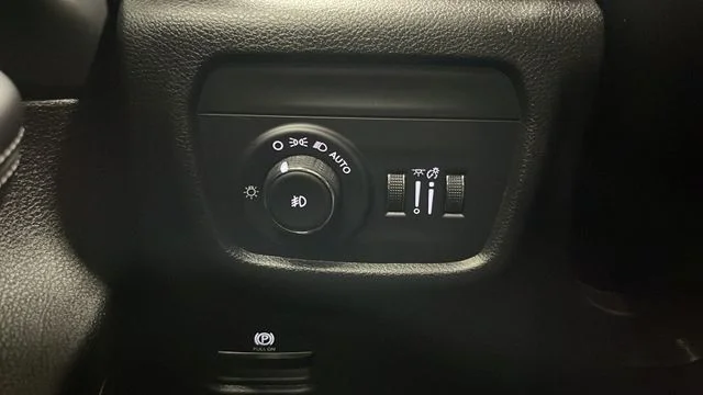 Used 2025 Pearlcoat Jeep Limited image 30