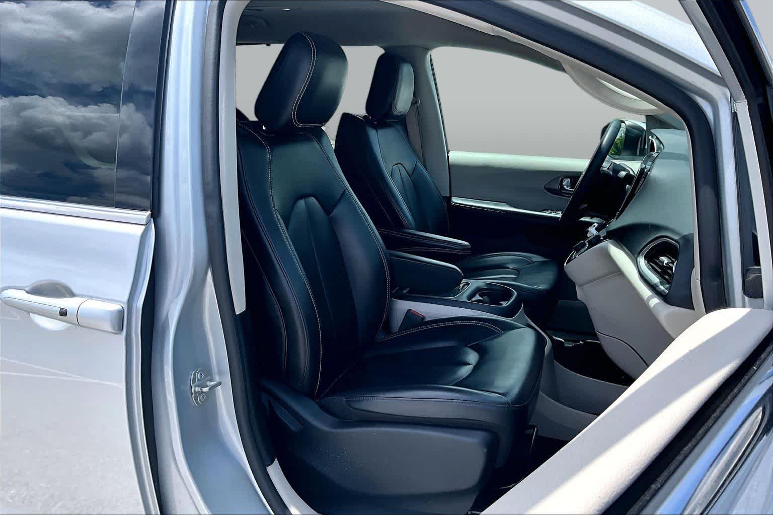 Used 2023 Silver Mist Clearcoat Chrysler Touring L image 9