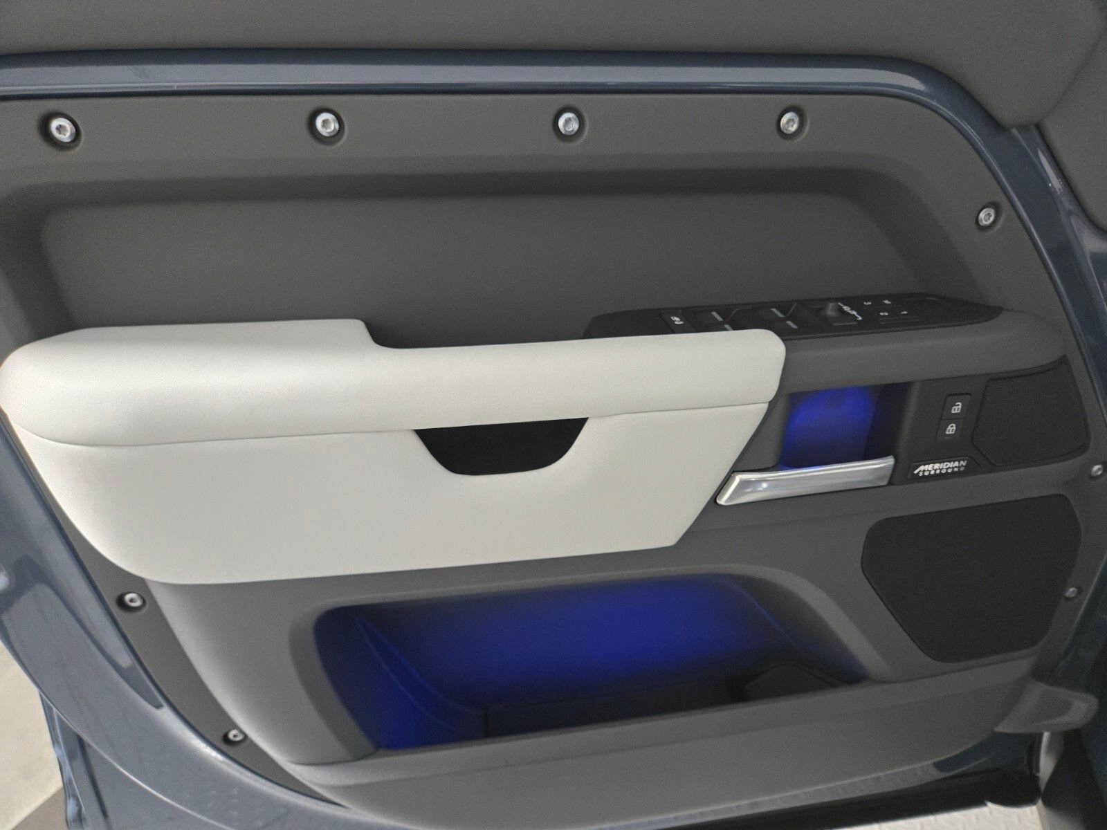 New 2026 Tasman Blue Land Rover X-Dynamic SE image 24