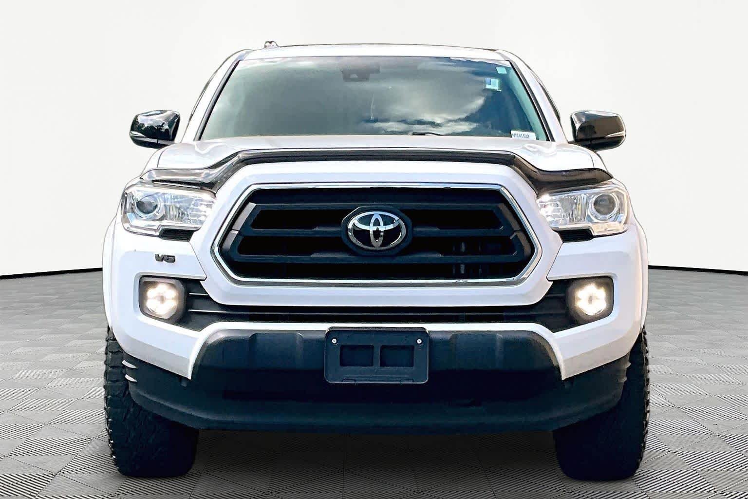 Used 2022 White Toyota SR5 image 4
