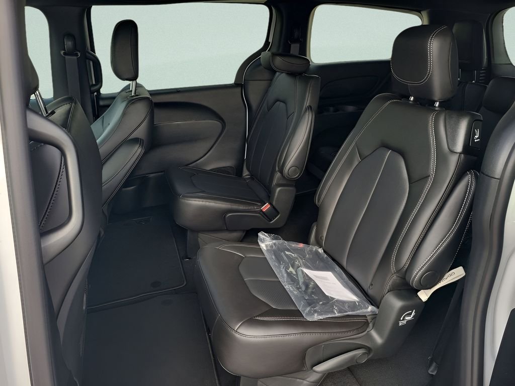 New 2026 Bright White Clear-Coat Exterior Paint Chrysler LX image 23