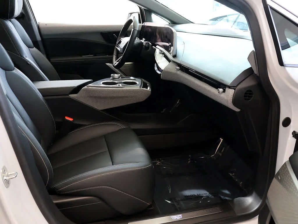Used 2025 Crystal White Tricoat Cadillac Luxury 2 image 30