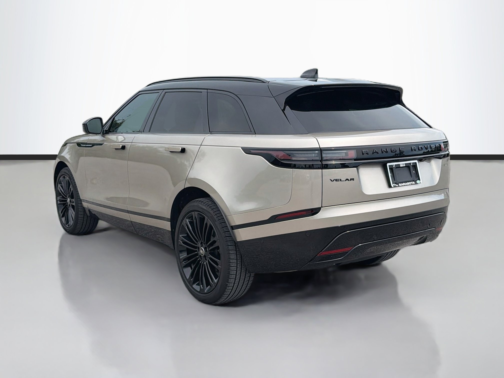Used 2026 Batumi Gold Premium Metallic Land Rover Dynamic SE image 3