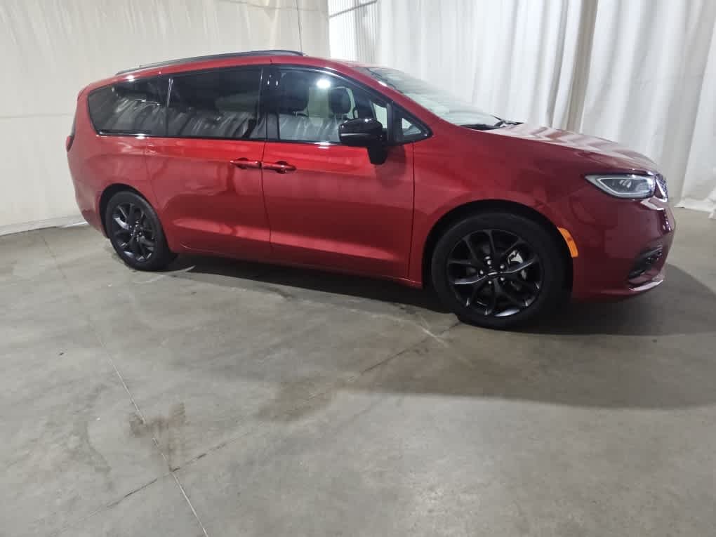 Used 2025 Red Hot Pearlcoat Chrysler Limited image 5