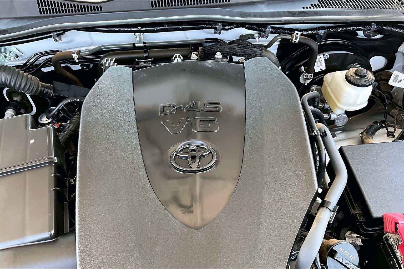 Used 2022 White Toyota SR5 image 32