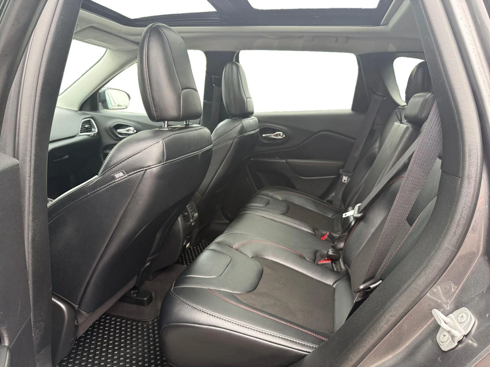Used 2022 Granite Crystal Metallic Jeep Trailhawk image 21