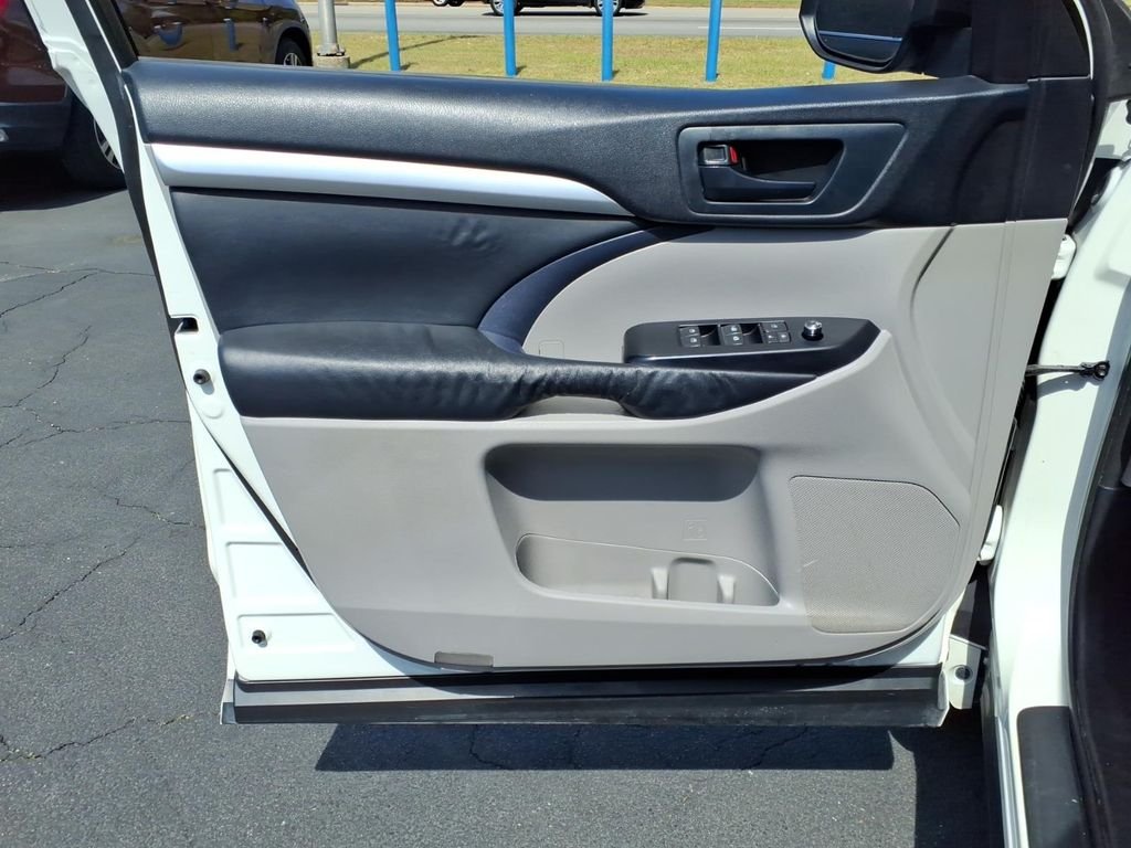 Used 2015 Blizzard Pearl Toyota LE V6 image 9