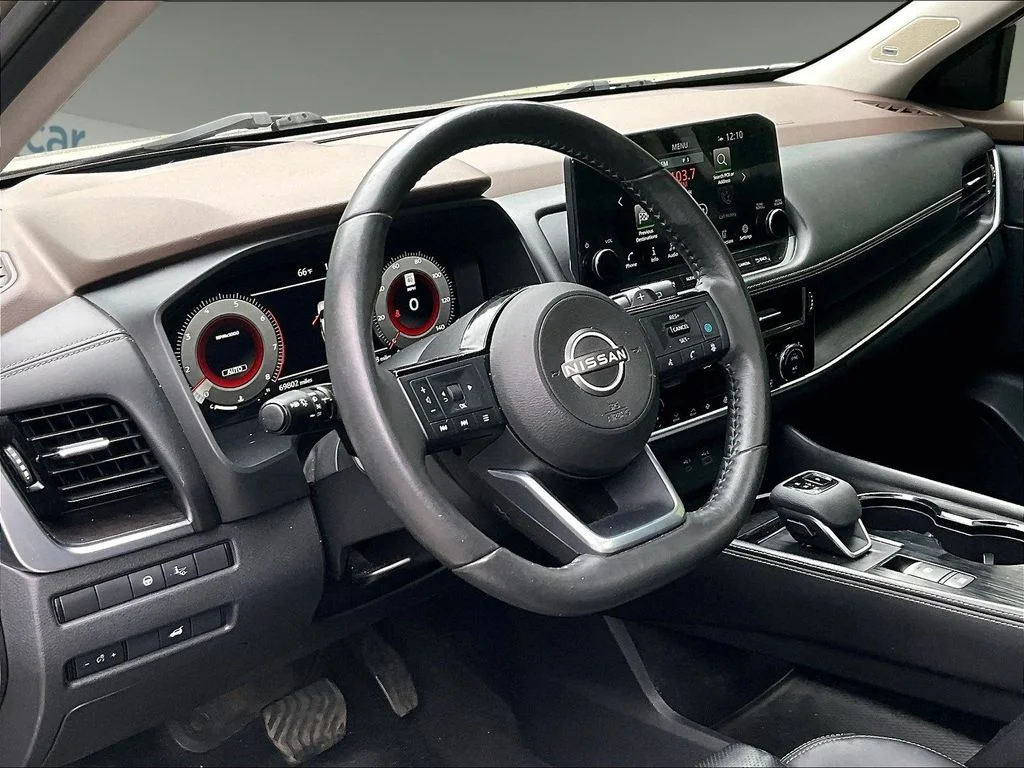 Used 2022 Gold Nissan Platinum image 12