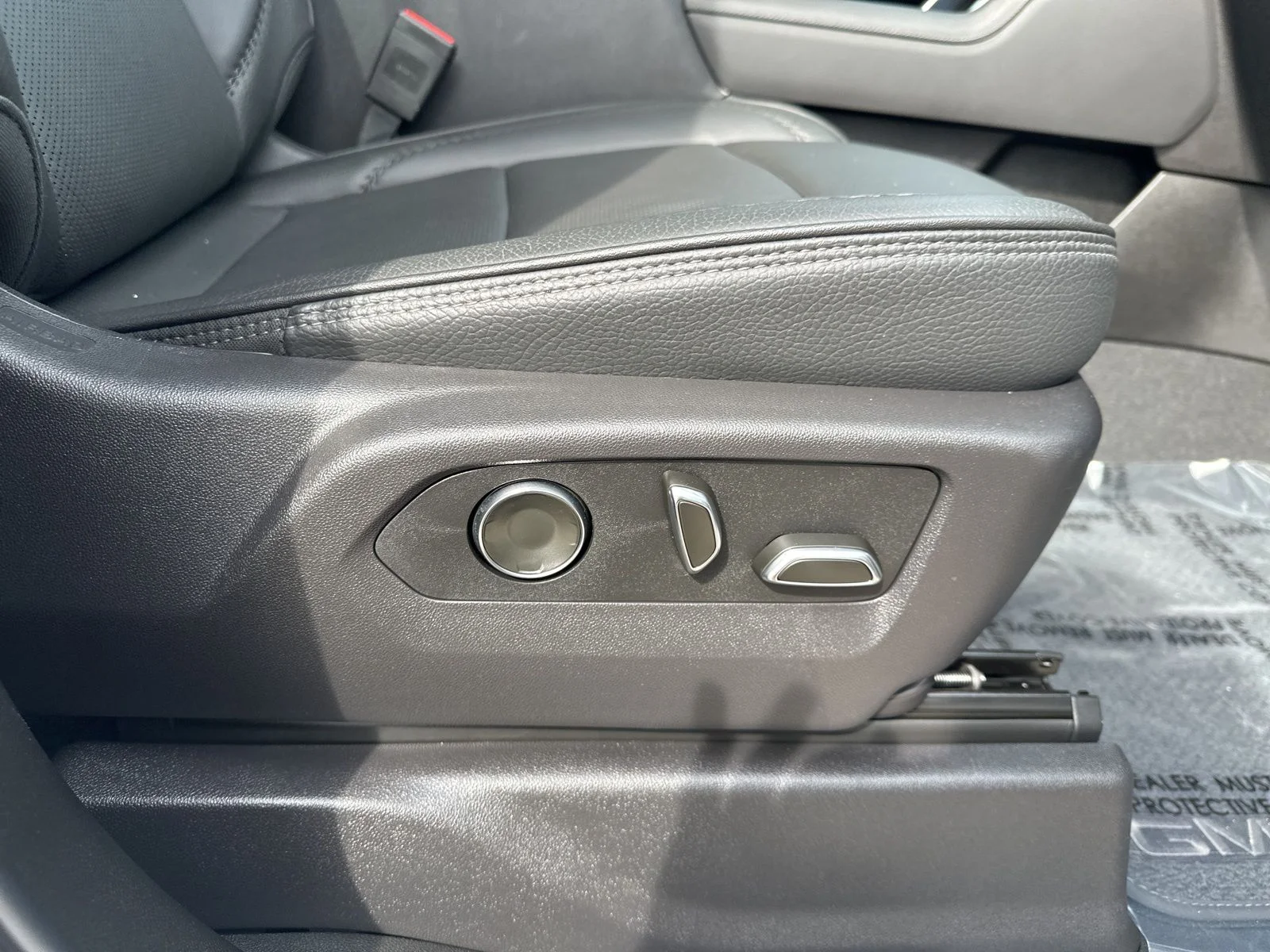 Used 2024 White GMC Denali image 43