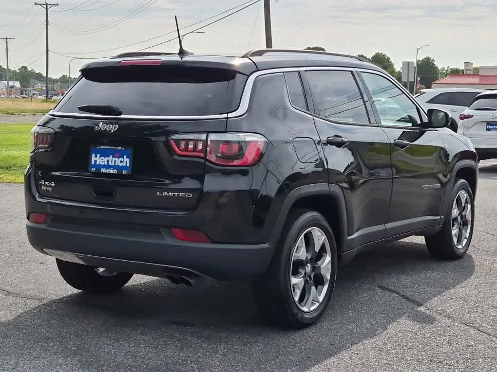 Used 2018 Diamond Black Crystal Pearlcoat Jeep Limited image 3
