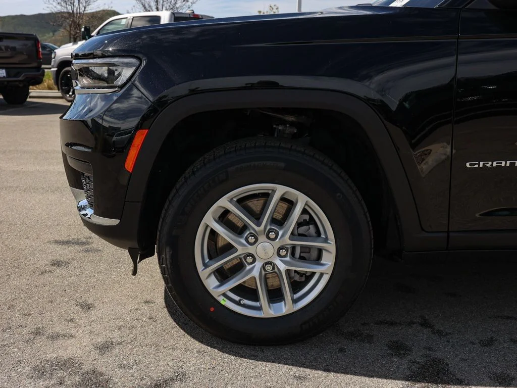 New 2026 Diamond Black Crystal Pearl-Coat Exterior Paint Jeep Laredo image 10