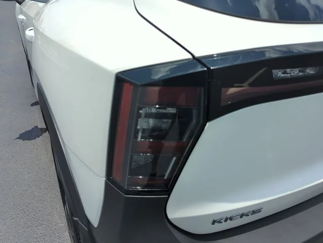 Used 2025 White Nissan SR image 18