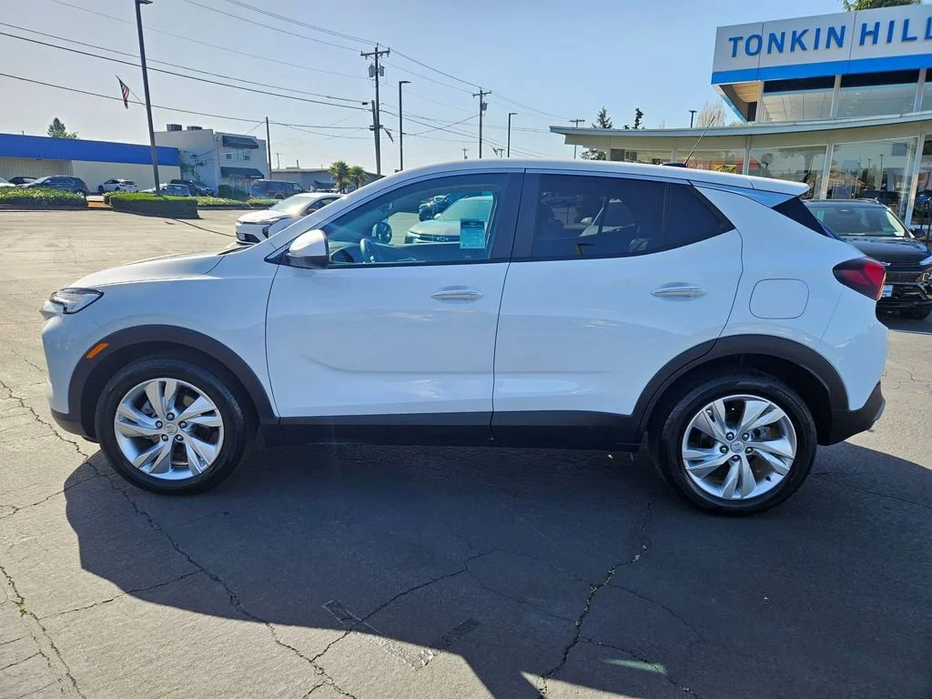 Used 2024 Summit White Buick Preferred image 3