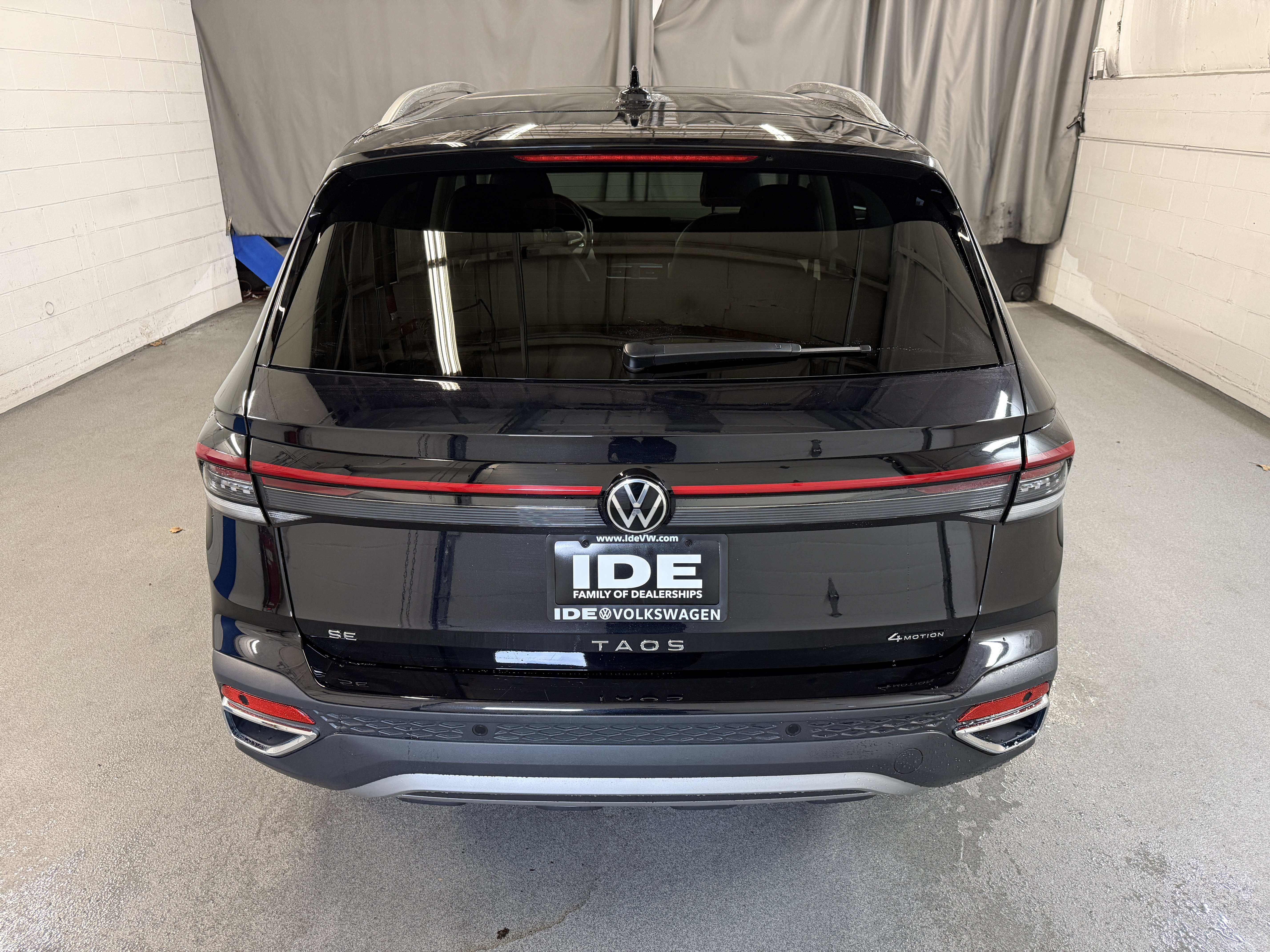 Used 2025 Deep Black Pearl Volkswagen SE image 7