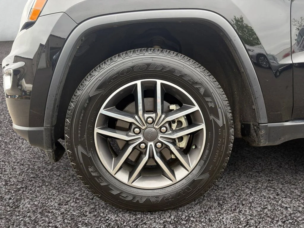 Used 2020 Black Jeep Laredo image 9