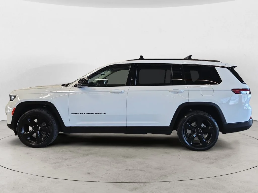 Used 2022 White Jeep Limited image 12
