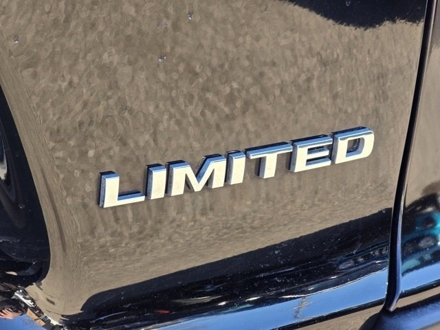 Used 2022 Diamond Black Crystal Pearlcoat Jeep Limited image 17
