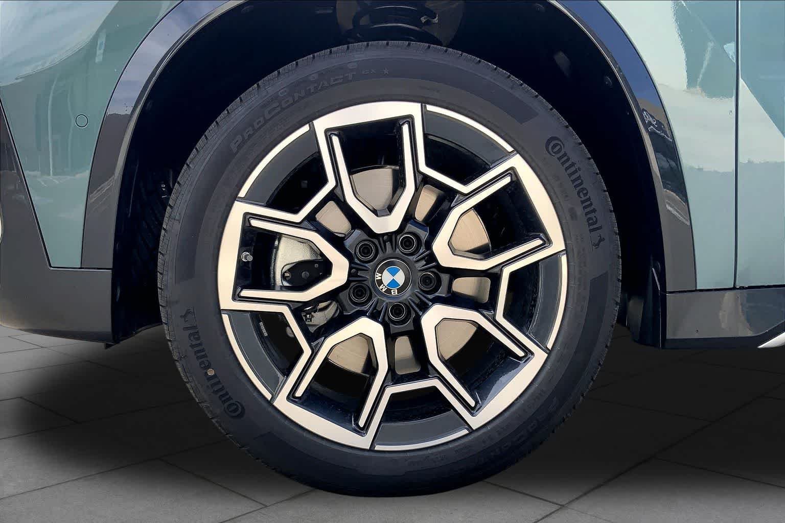 New 2026 Cape York Green Metallic BMW xDrive28i image 11