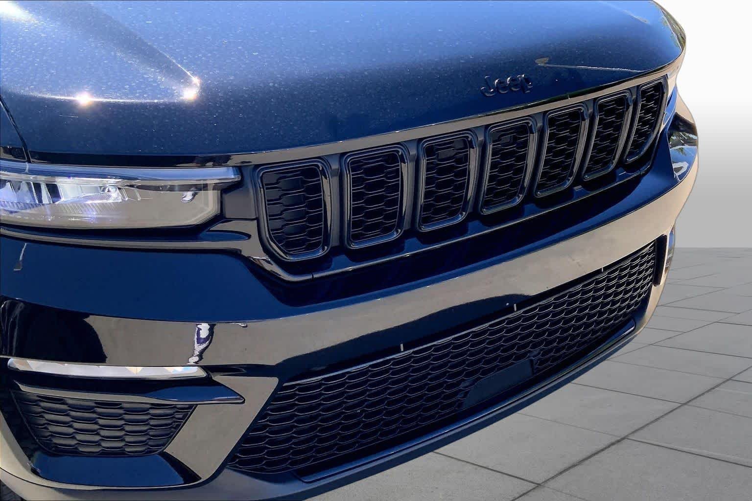 Used 2024 Diamond Black Crystal Pearlcoat Jeep Limited image 28