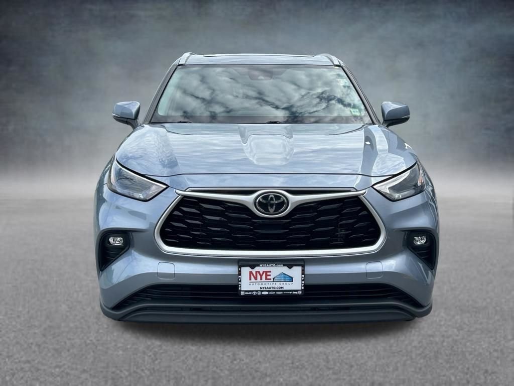 Used 2022 Moon Dust Toyota XLE image 9