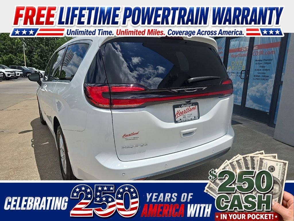 New 2027 Bright White Clear-Coat Exterior Paint Chrysler Select image 8