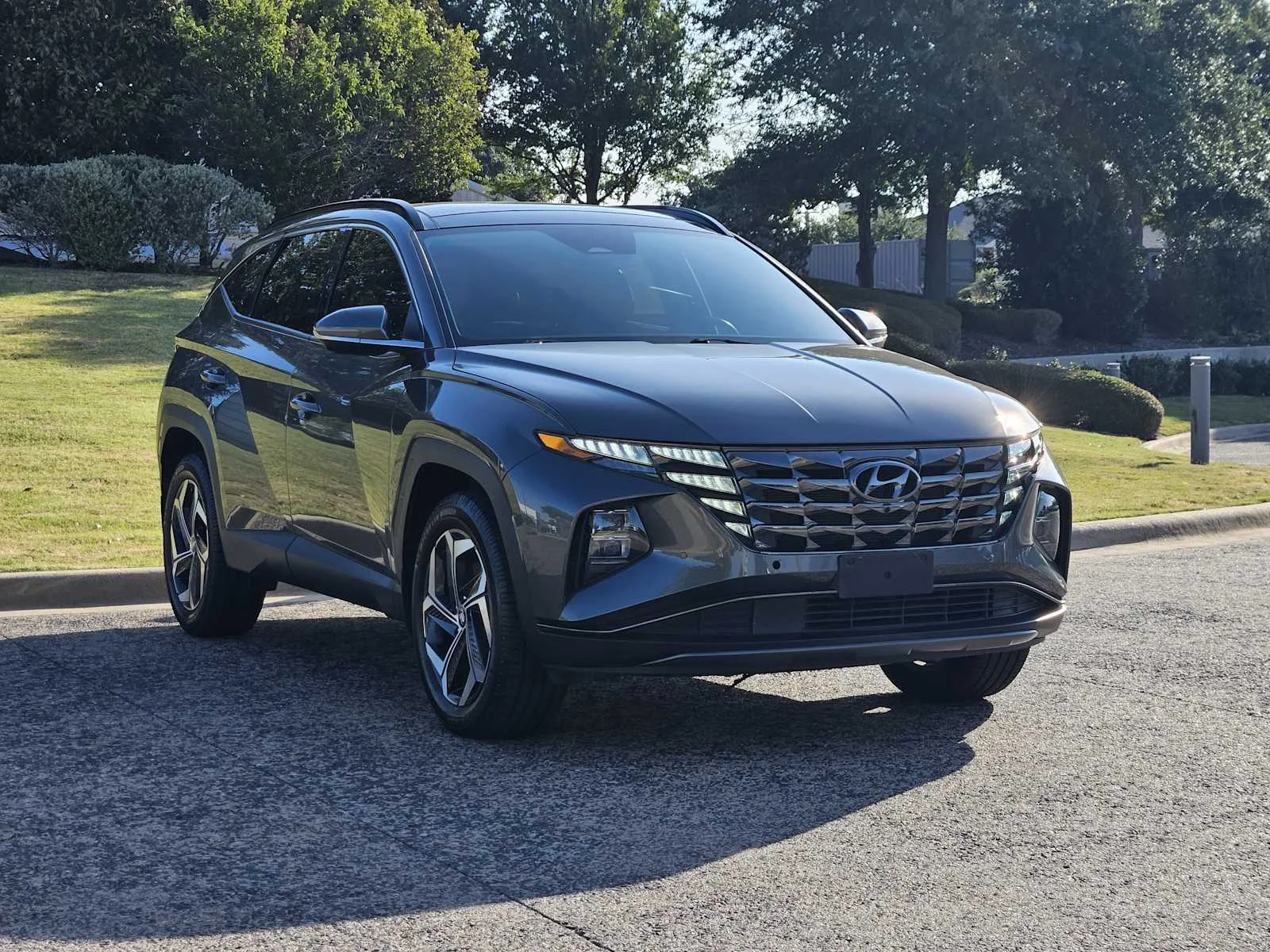 Used 2023 Amazon Gray Hyundai Limited image 2