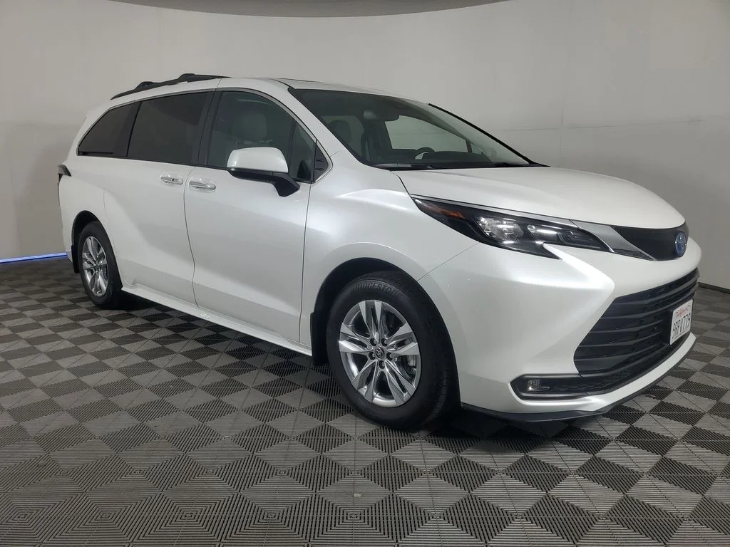 2025 Toyota Sienna XLE - Photo 2