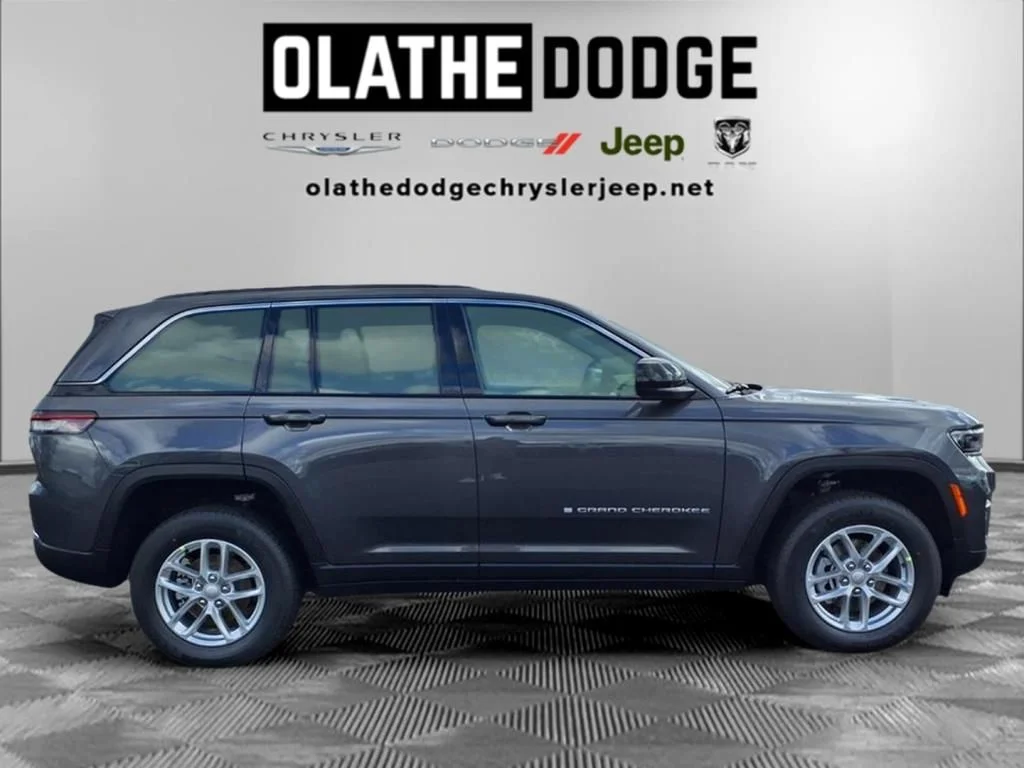 New 2025 Baltic Gray Metallic Clear-Coat Exterior Paint Jeep Laredo image 29
