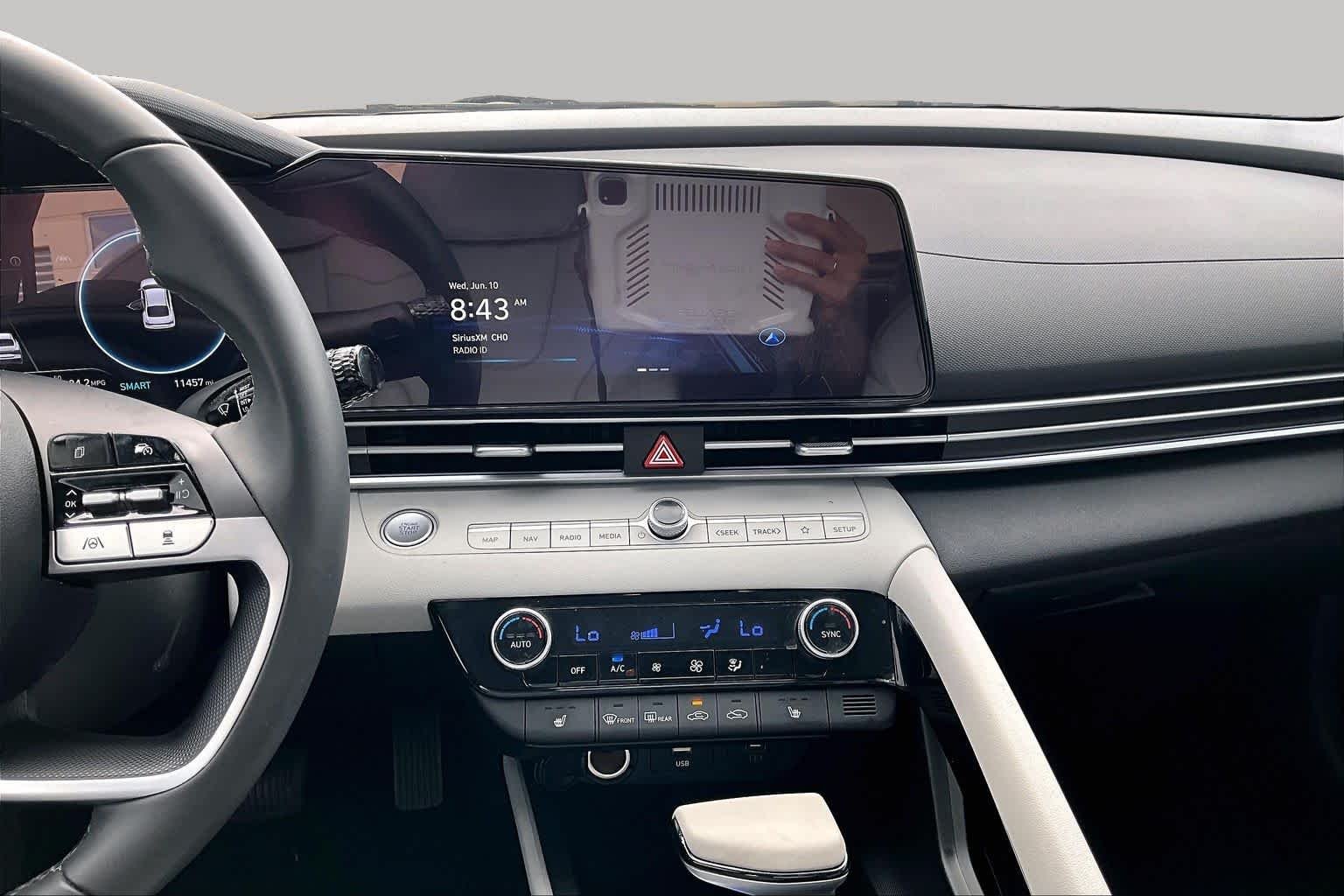 2025 Hyundai Elantra Limited - Photo 14