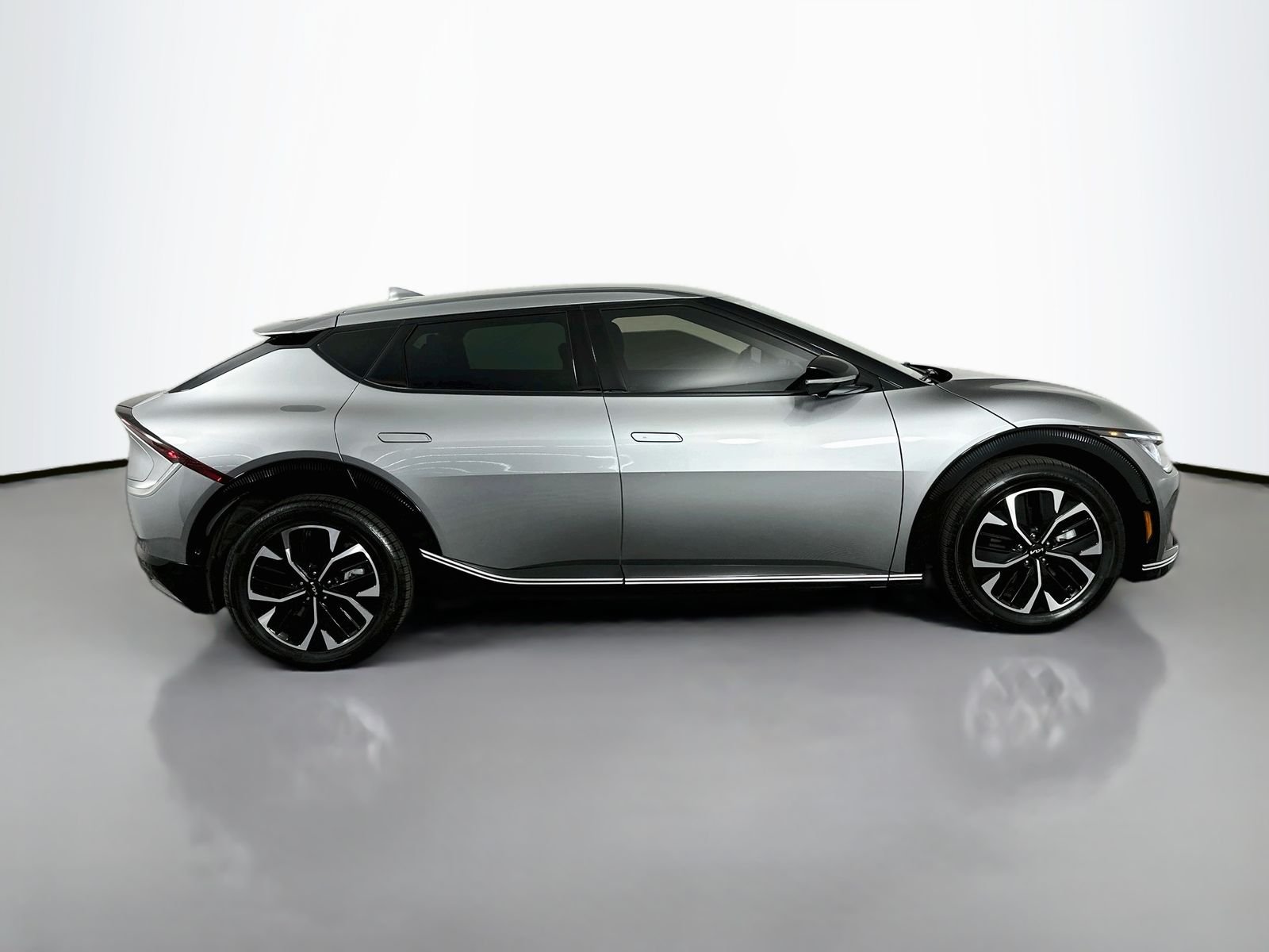 Used 2022 Steel Gray Kia Wind image 8