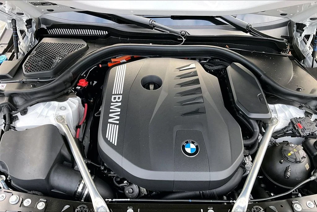 2026 BMW 5 Series 550e - Photo 20