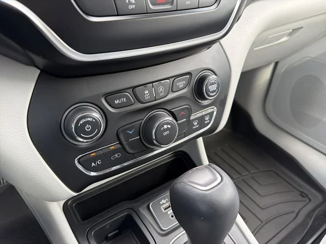 Used 2021 Beige Jeep Latitude Plus image 22