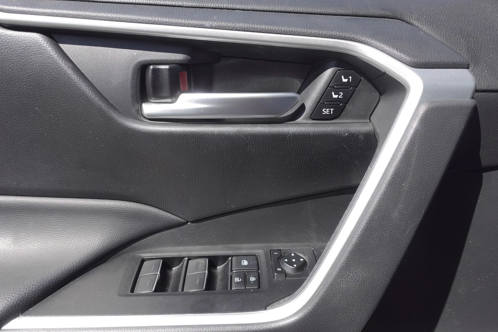 Used 2023 Wind Chill Pearl Toyota XLE Premium image 15