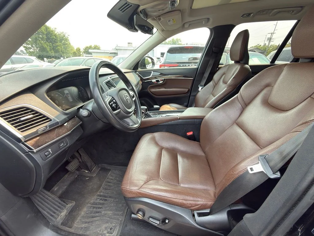 Used 2019 Black Volvo T6 Momentum image 6