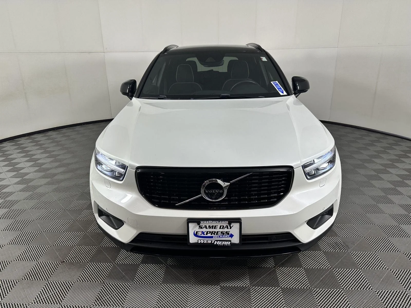 Used 2022 Crystal White Metallic Volvo R-Design image 3