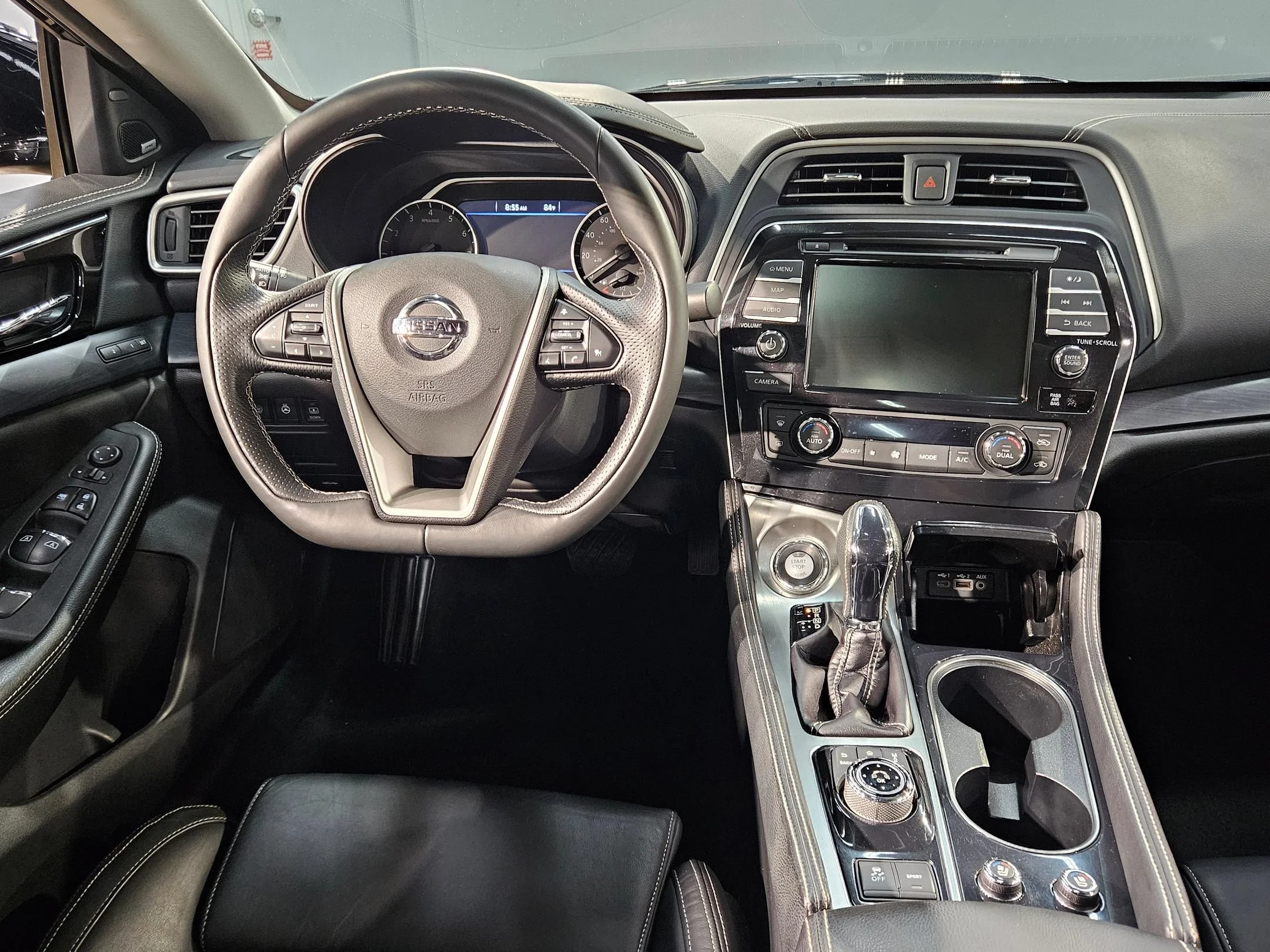 Used 2020 Super Black Nissan Platinum image 9