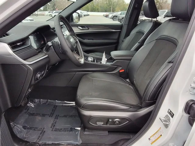 New 2026 Bright White Clear-Coat Exterior Paint Jeep Altitude image 4