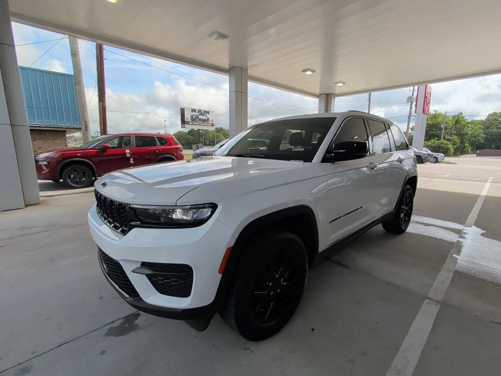 Used 2025 White Jeep Altitude X image 5