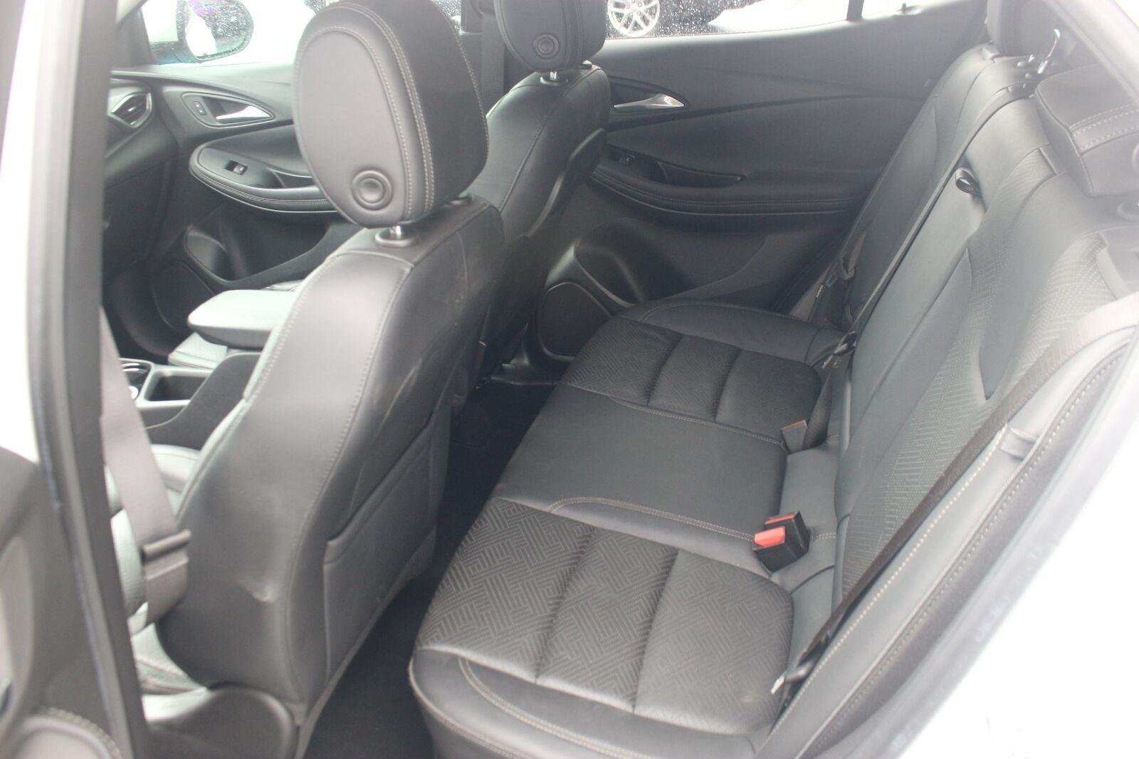 Used 2022 White Frost Tricoat Buick Essence image 33