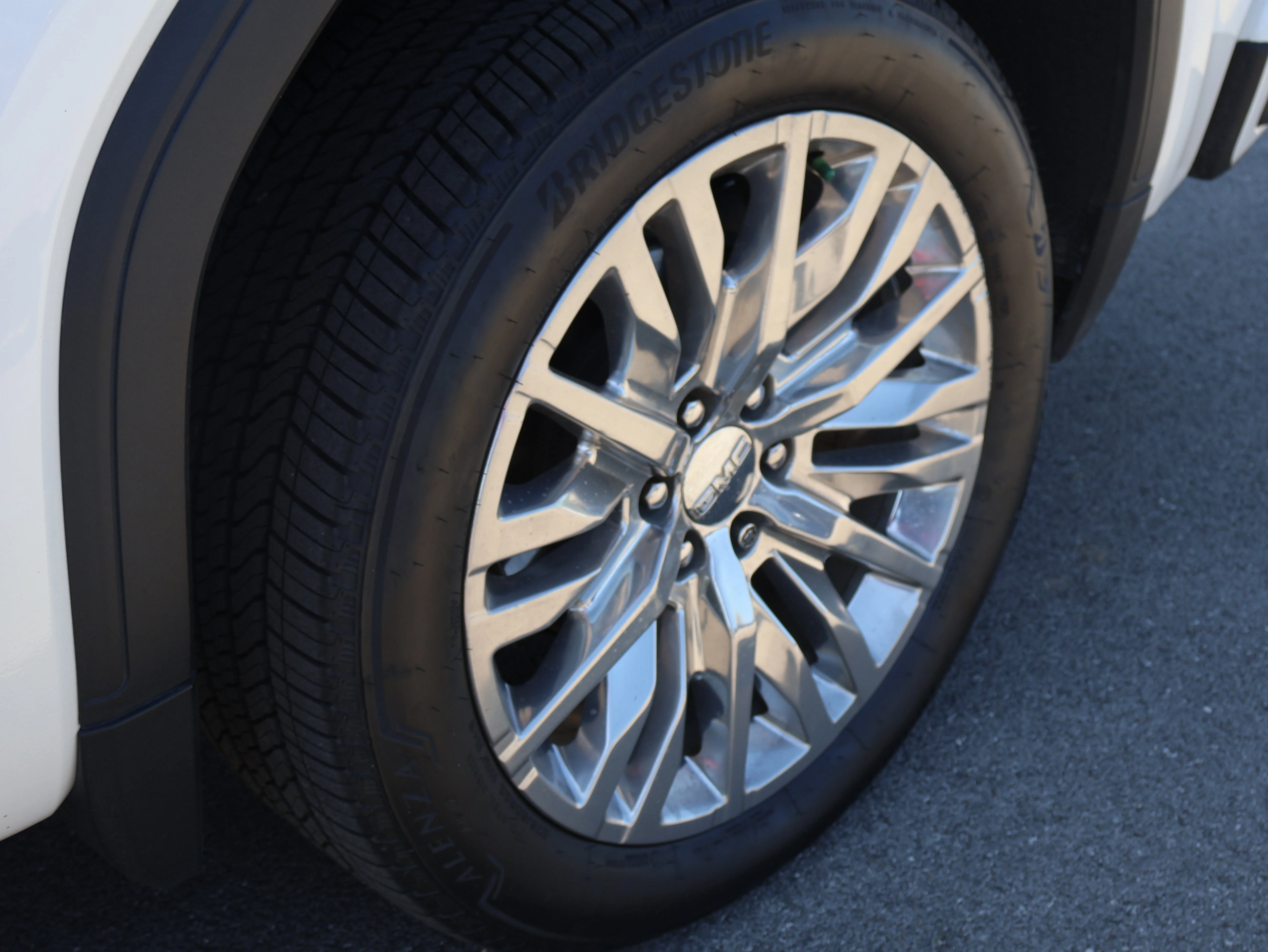 Used 2019 White Frost Tricoat GMC Denali image 48