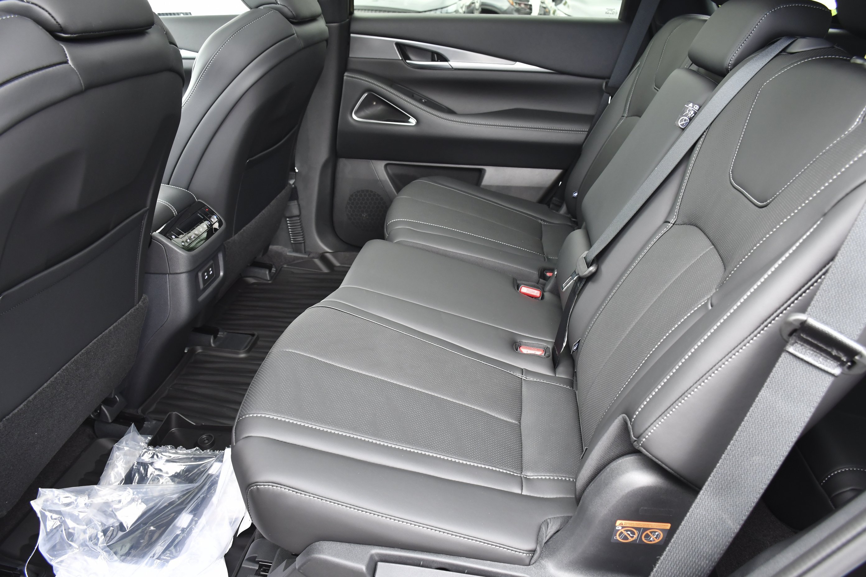 New 2027 MINERAL BLACK INFINITI Luxe FWD image 29