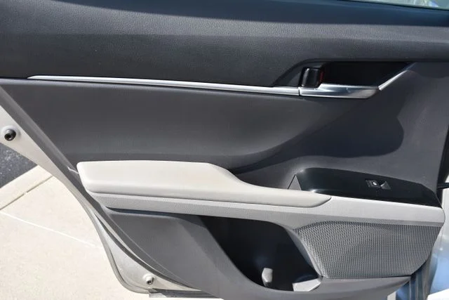 Used 2018 Silver Toyota LE image 12