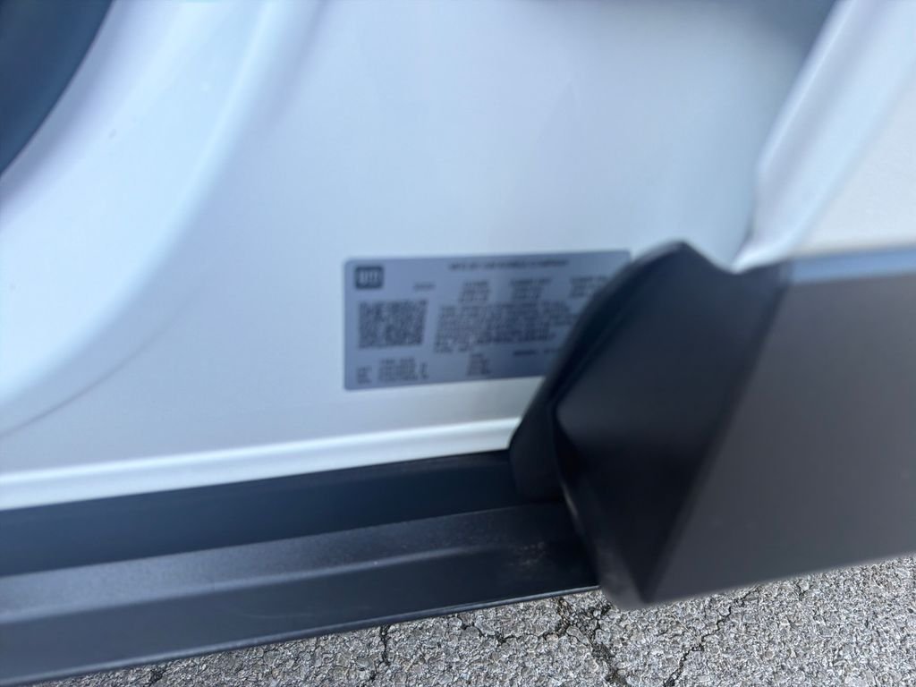 Used 2025 White Chevrolet 2RS image 23