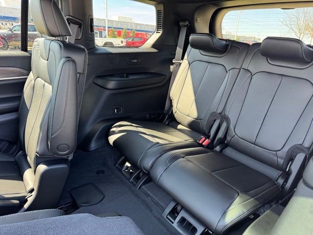 New 2026 Diamond Black Crystal Pearl-Coat Exterior Paint Jeep Limited image 30