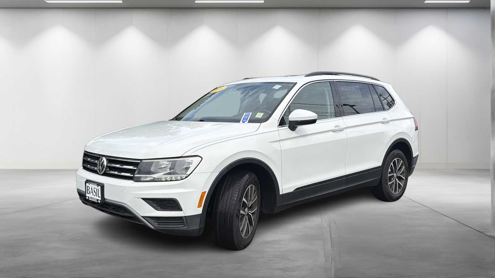 Used 2019 Pure White Volkswagen SE image 3