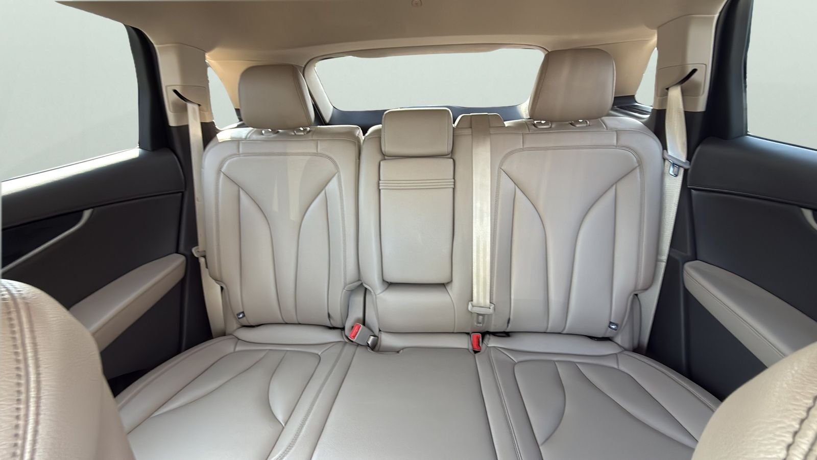 Used 2023 White Lincoln Standard image 25