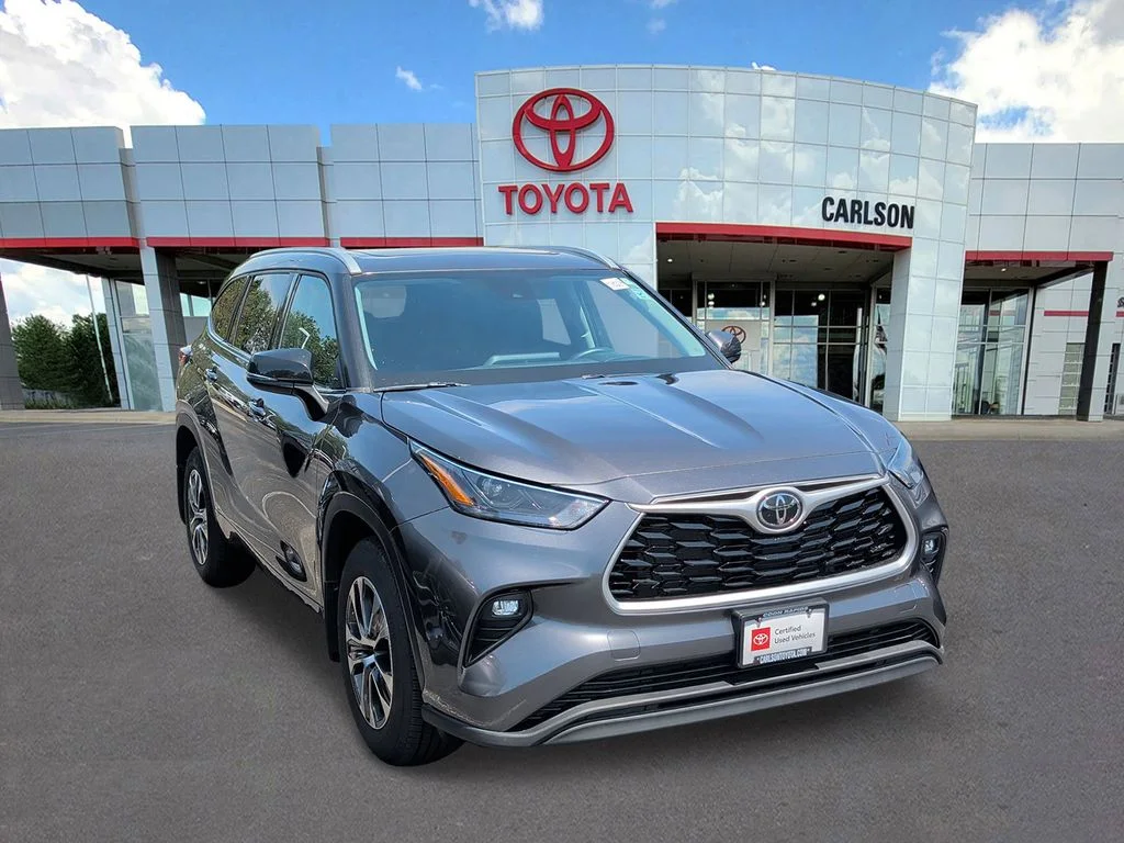 Used 2022 Toyota Highlander XLE with VIN 5TDGZRBH8NS212368 for sale in Minneapolis, Minnesota